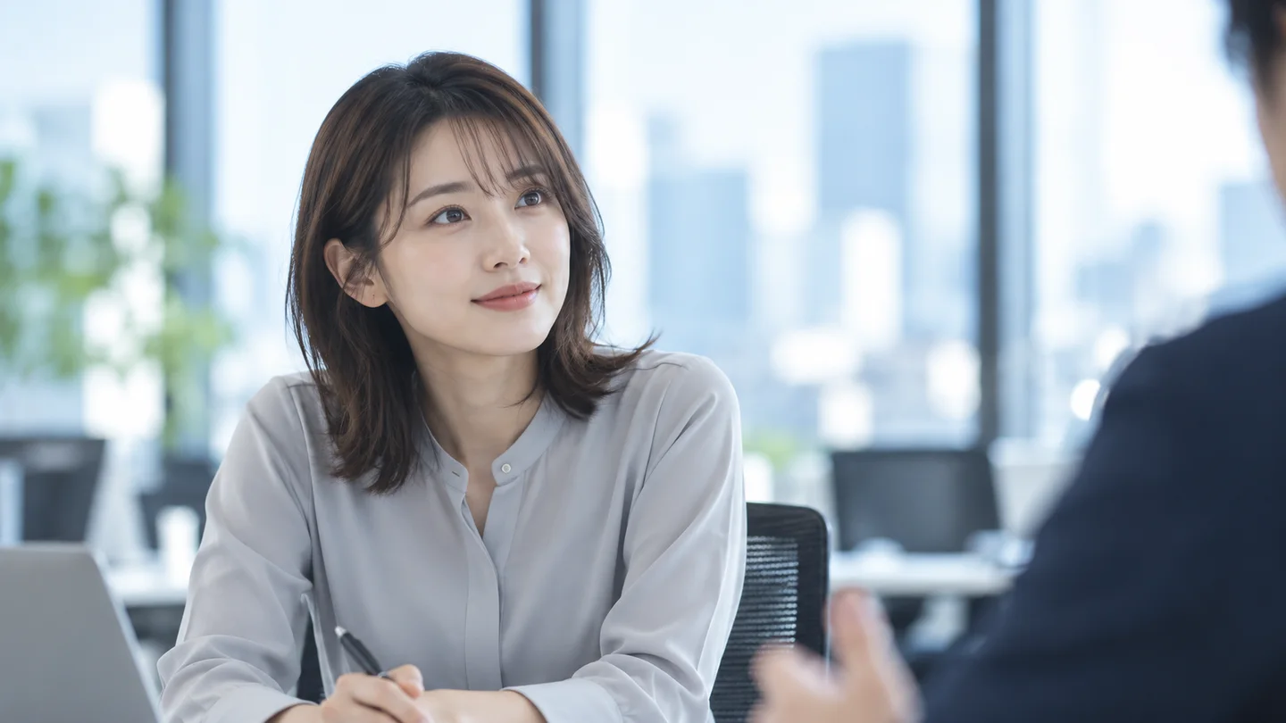 相手の話を聞きながら、自分の働き方を考える人物