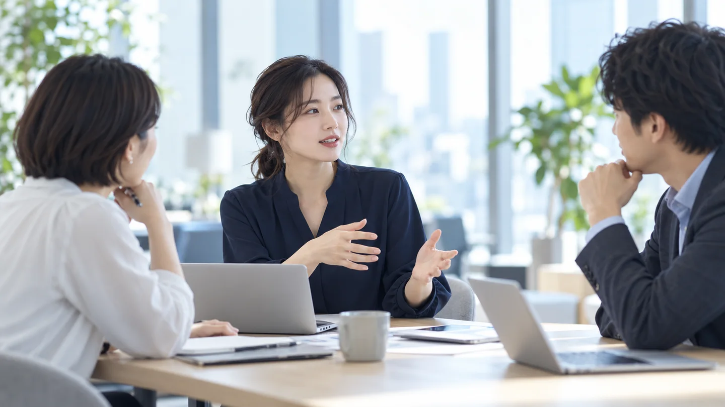 同僚と自然な会話で企業のカルチャーを伝える人物
